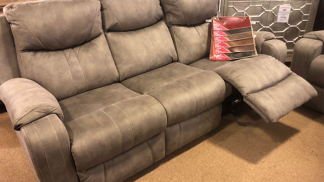 Southern Motion: Marvel Savvy Reclining Sofa